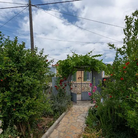 Adonino Residence-the House Of Pomegranates Holiday home